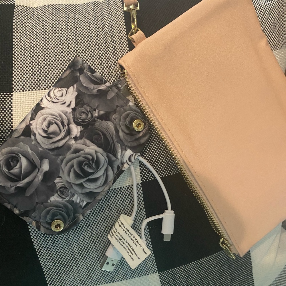 Adrienne Vittadini Phone charging Blush wristlet